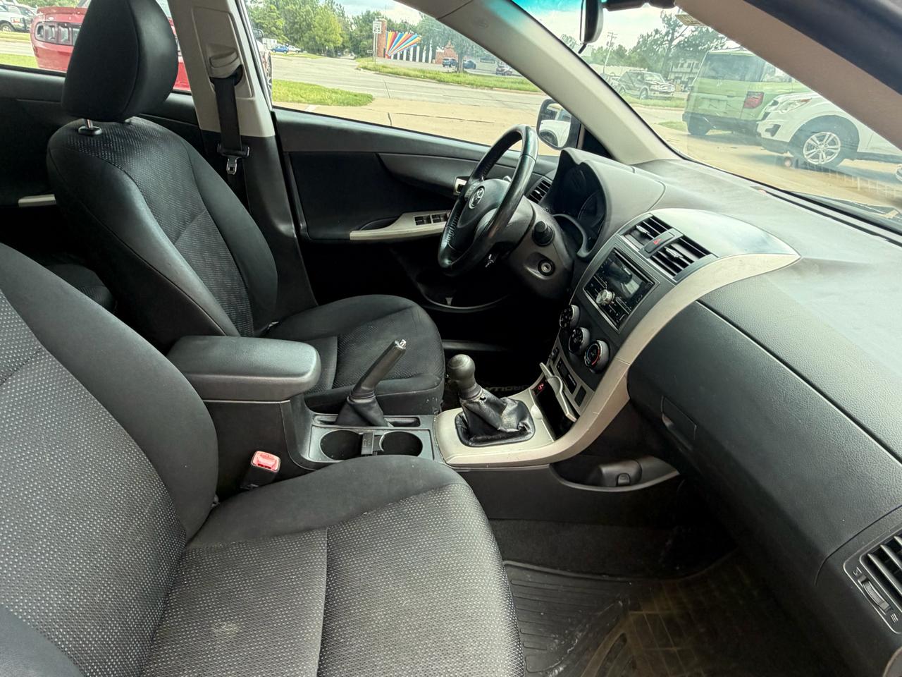 Toyota Corolla Base 5-Speed MT 2010