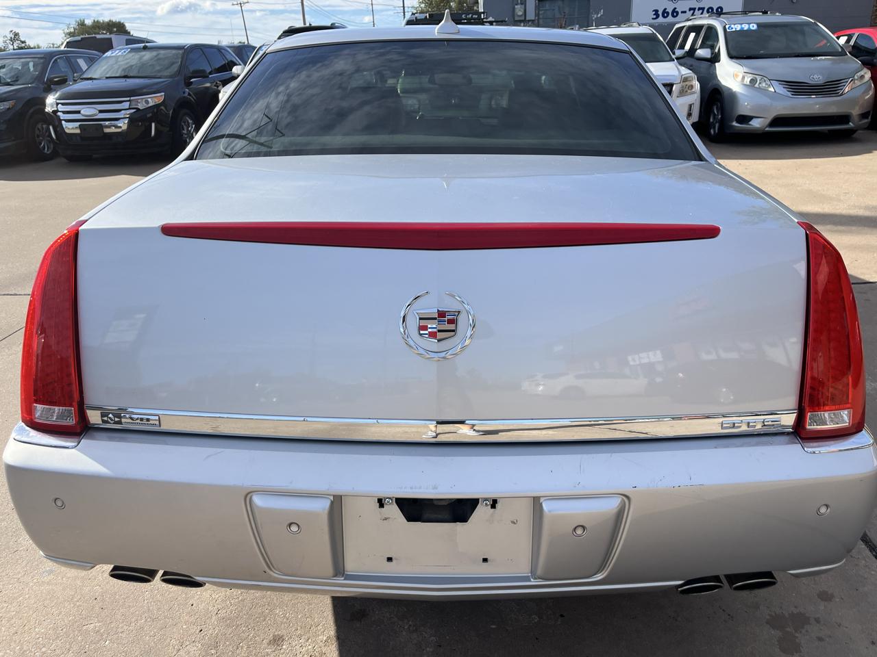Cadillac DTS Luxury 2011