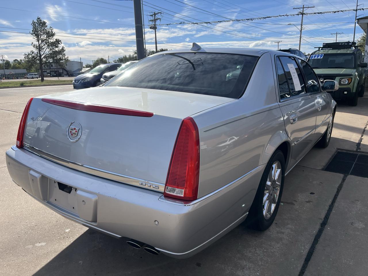 Cadillac DTS Luxury 2011