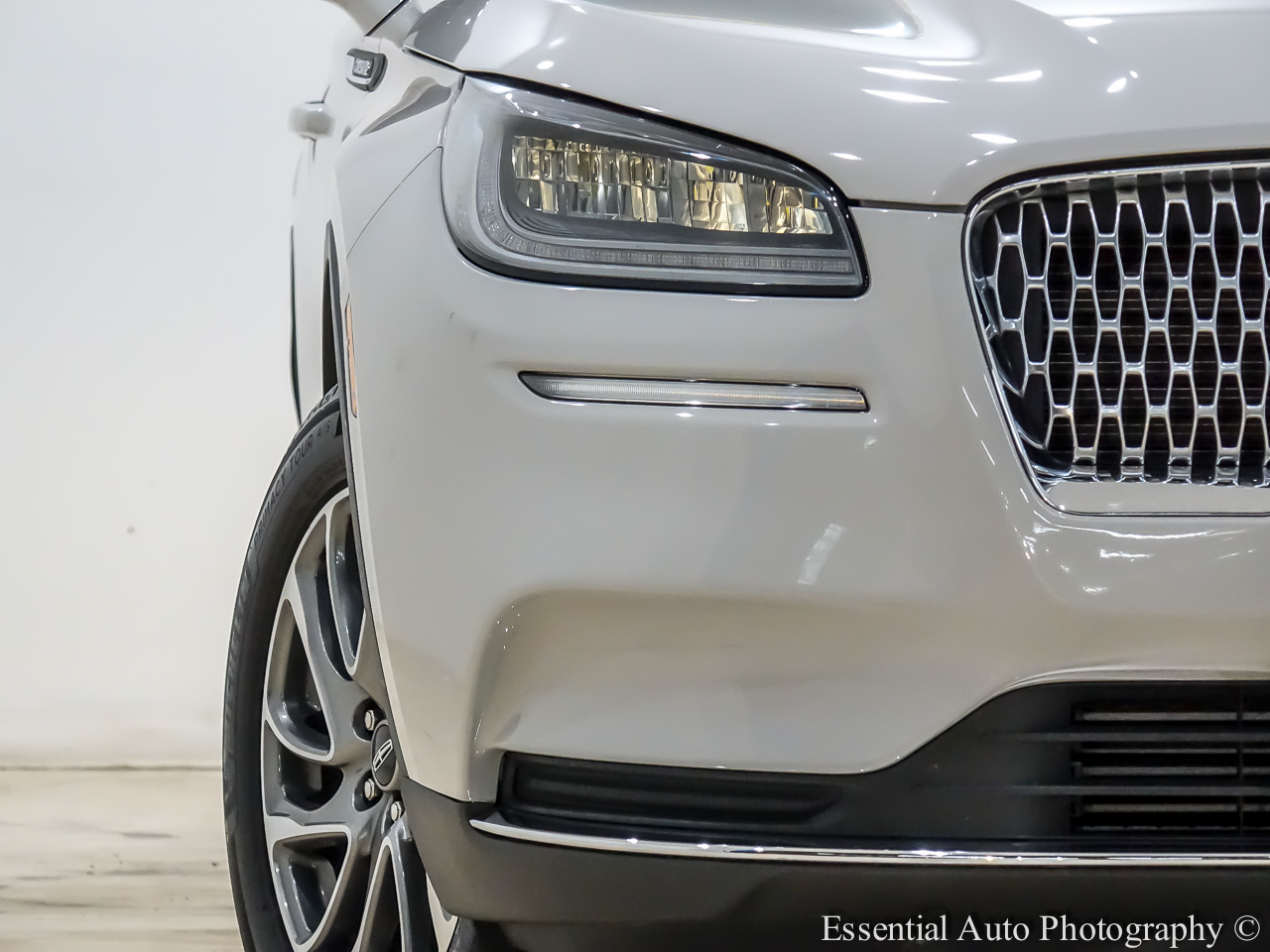 2022 Lincoln Corsair Standard photo 3