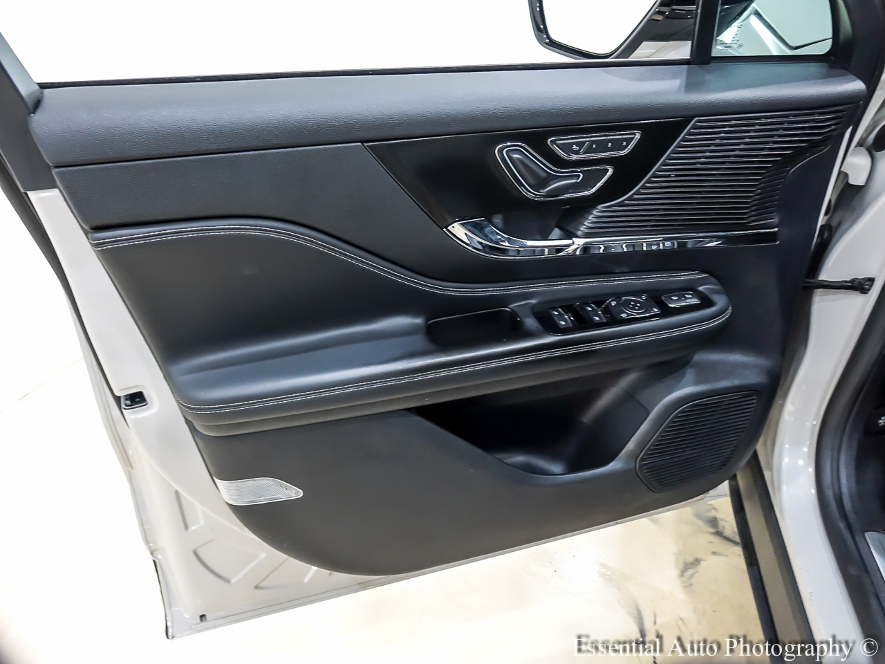 2022 Lincoln Corsair Standard photo 23