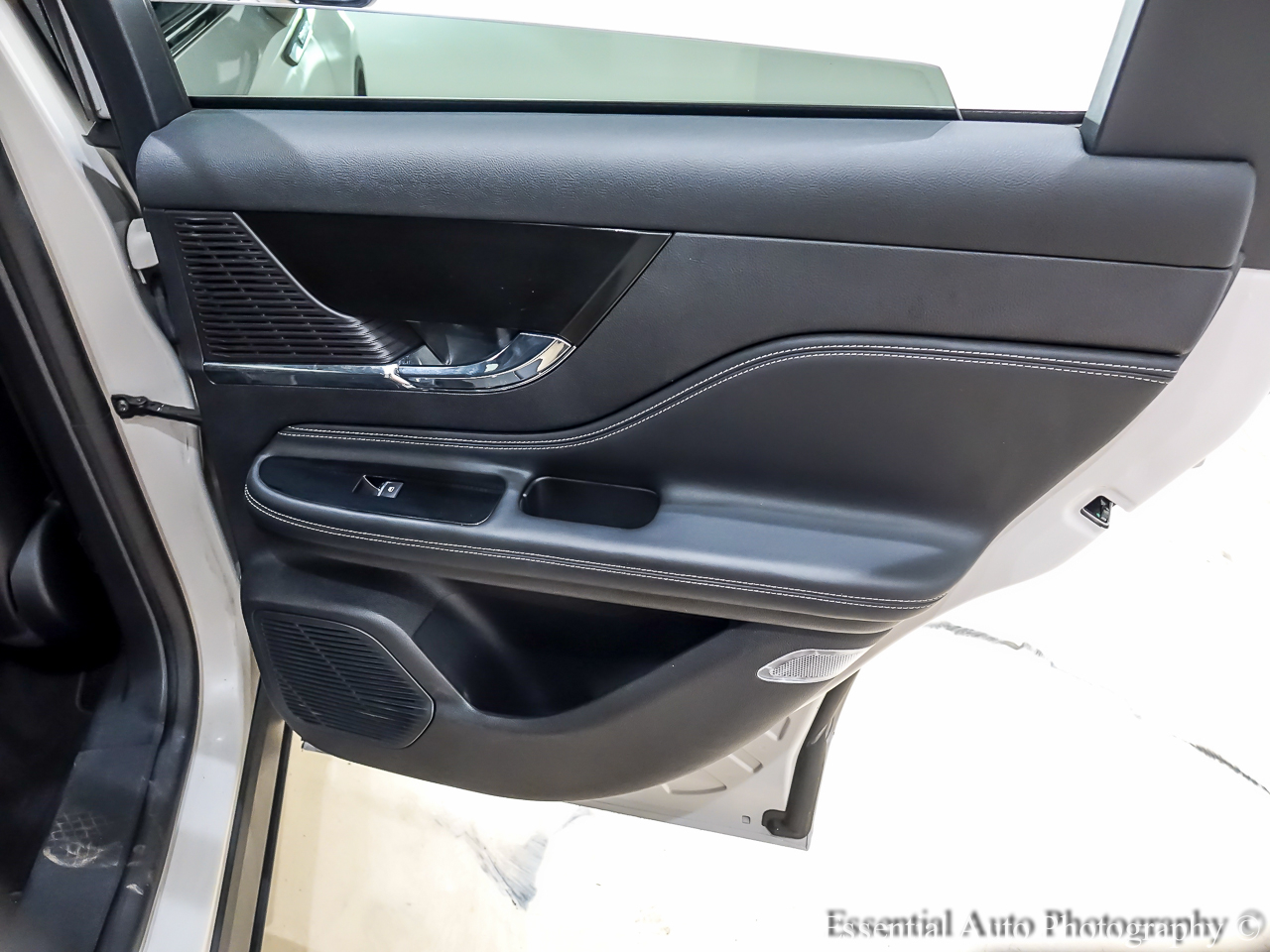 2022 Lincoln Corsair Standard photo 28