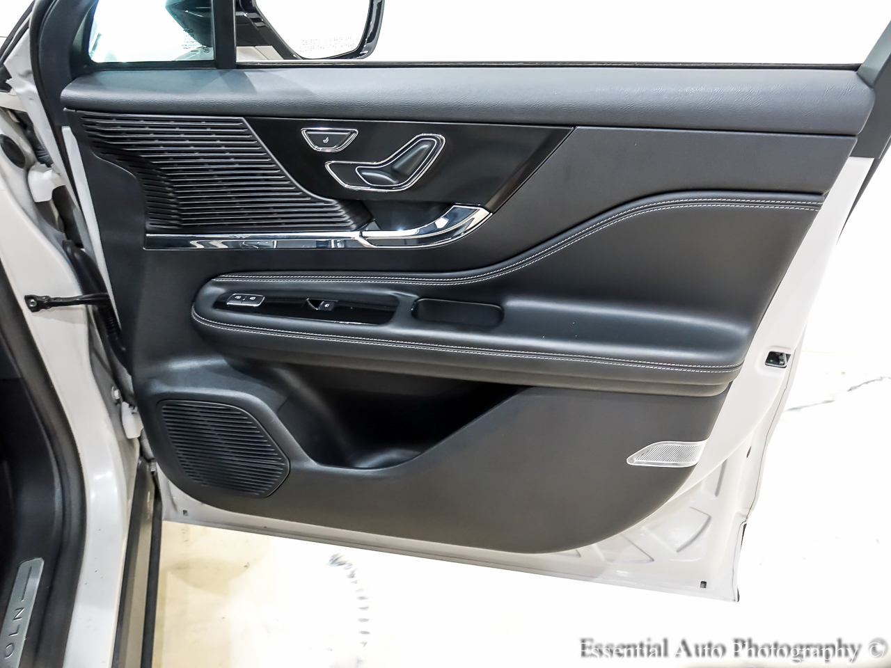 2022 Lincoln Corsair Standard photo 30