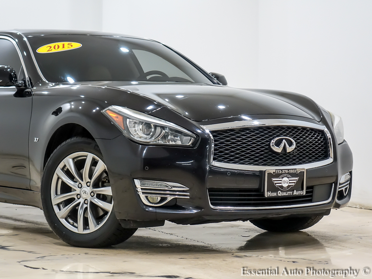 2015 Infiniti Q70 photo 2