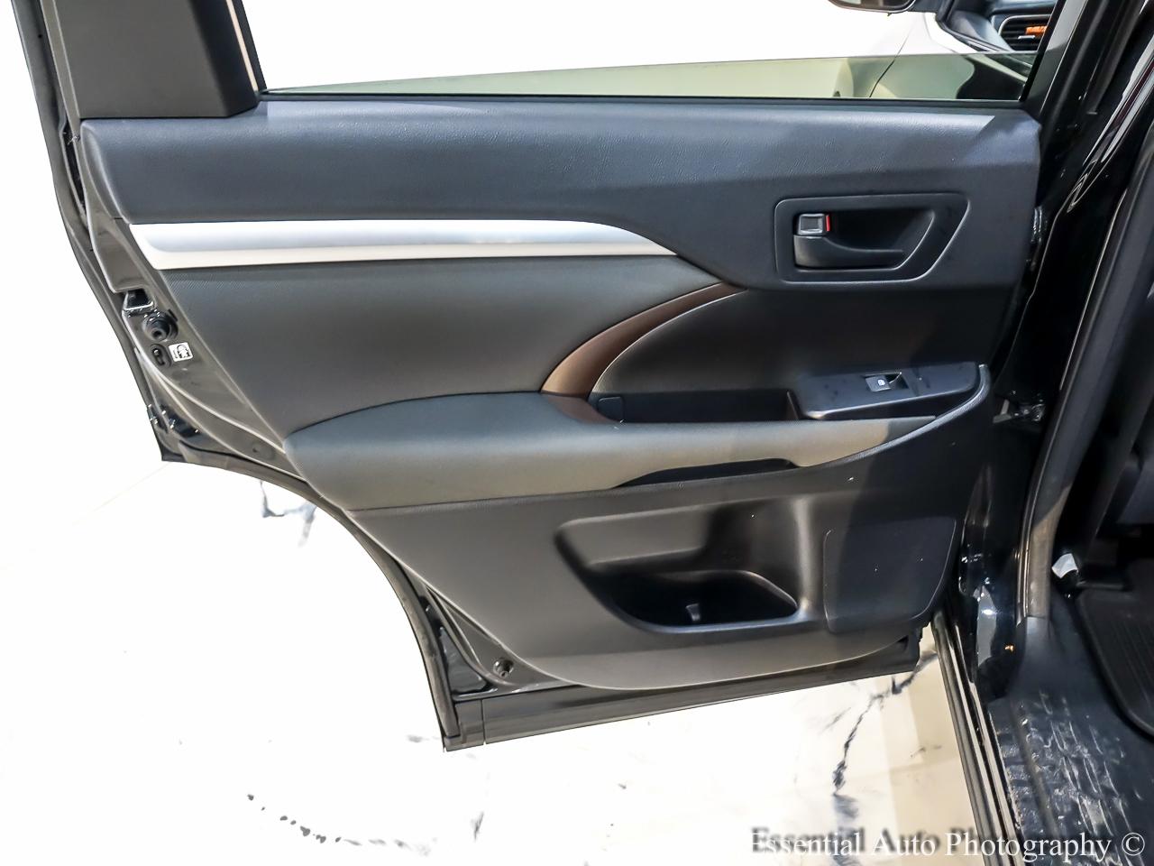 Toyota Highlander LE AWD V6 2016