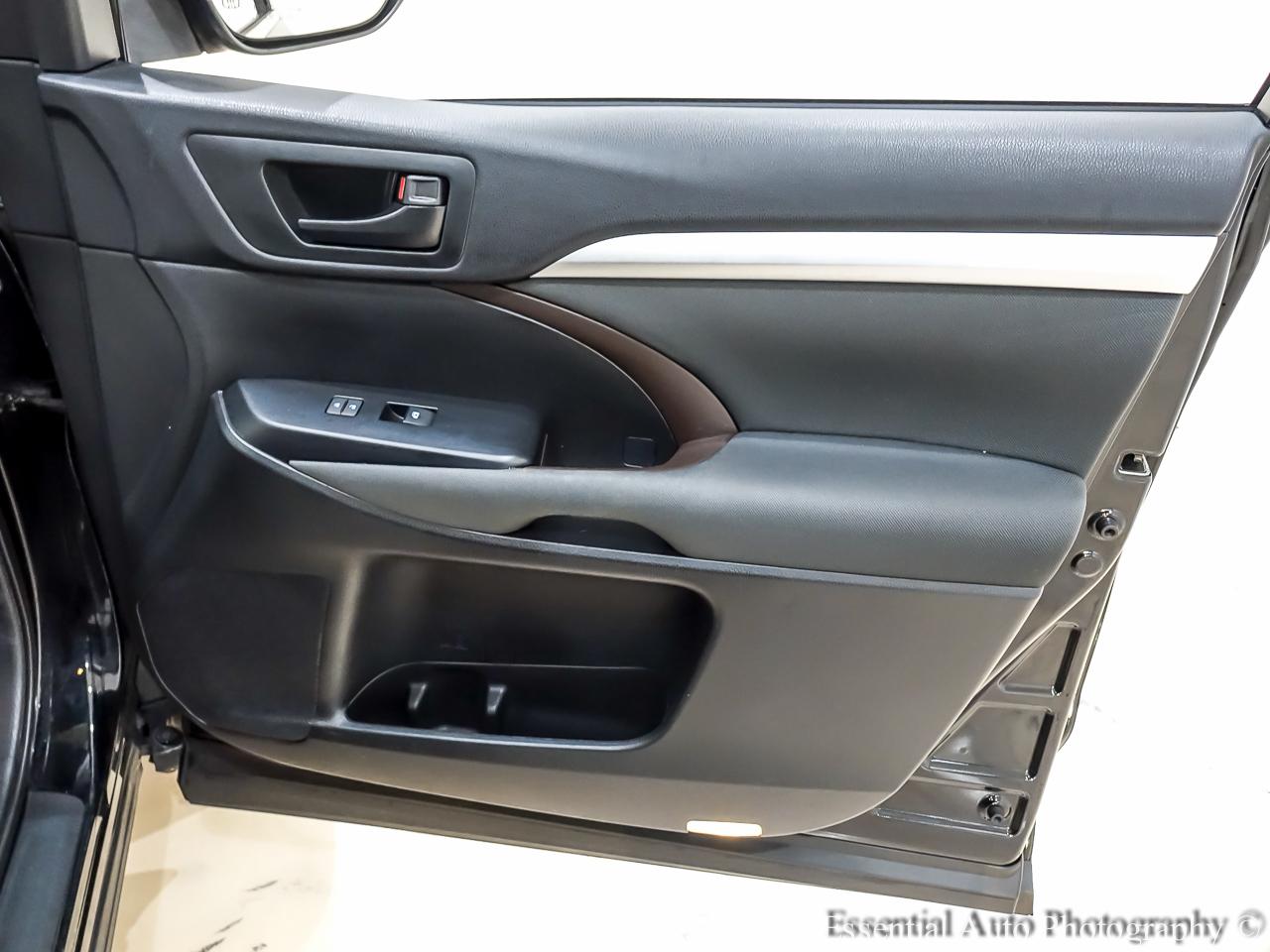 Toyota Highlander LE AWD V6 2016