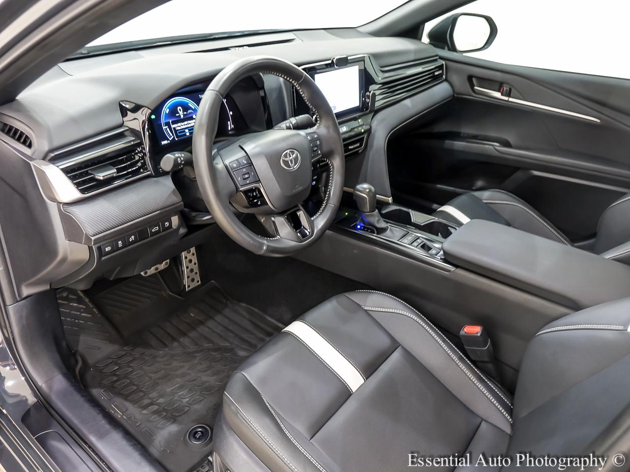 Toyota Camry Hybrid SE 2025