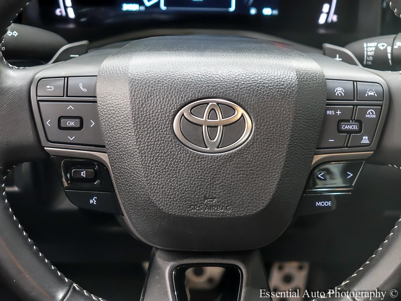 Toyota Camry Hybrid SE 2025