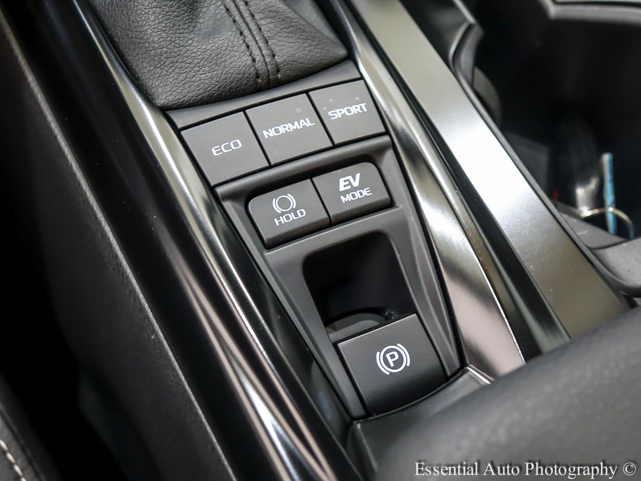Toyota Camry Hybrid SE 2025