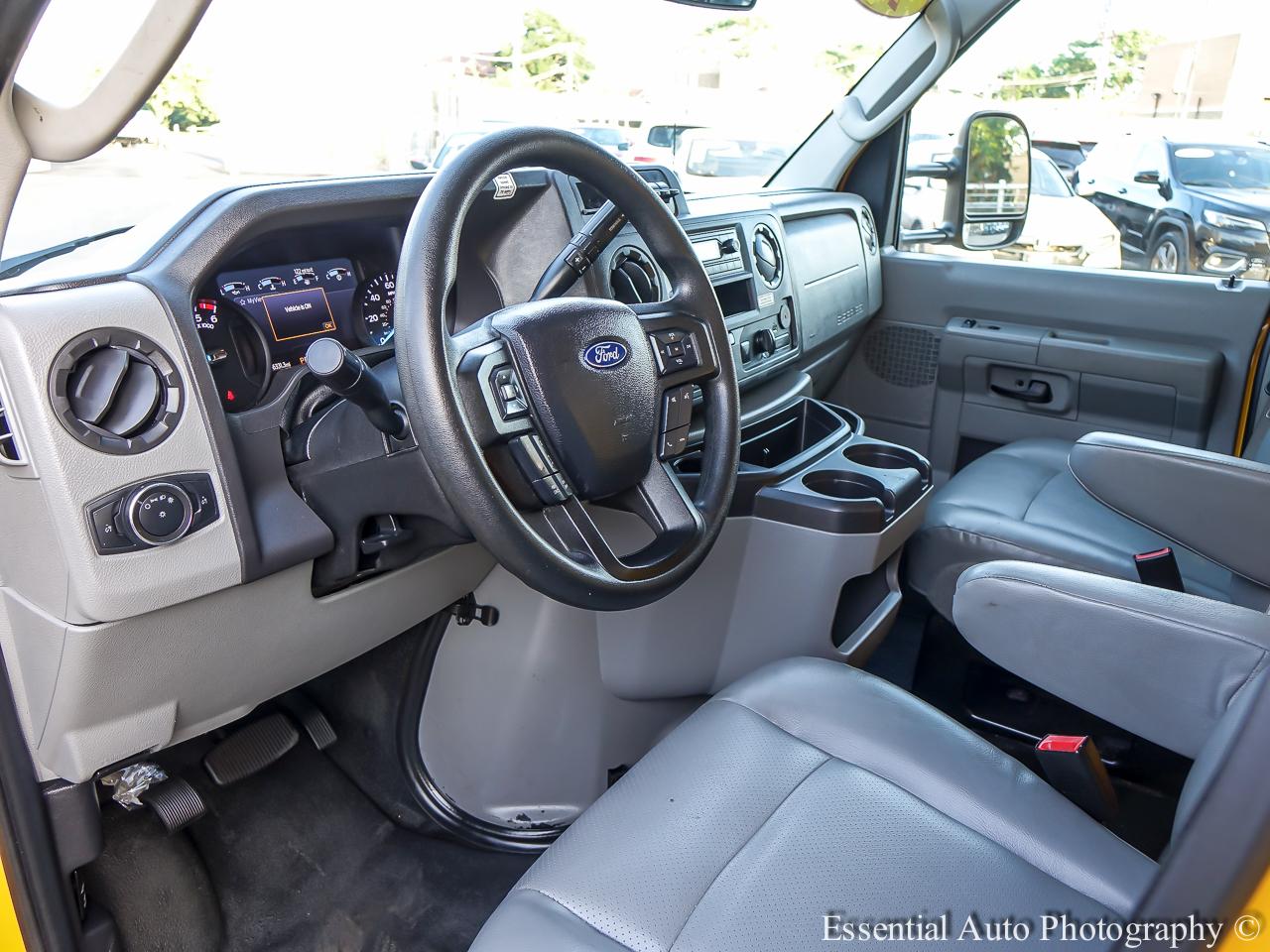 Ford Econoline E-350 Super Duty 2022