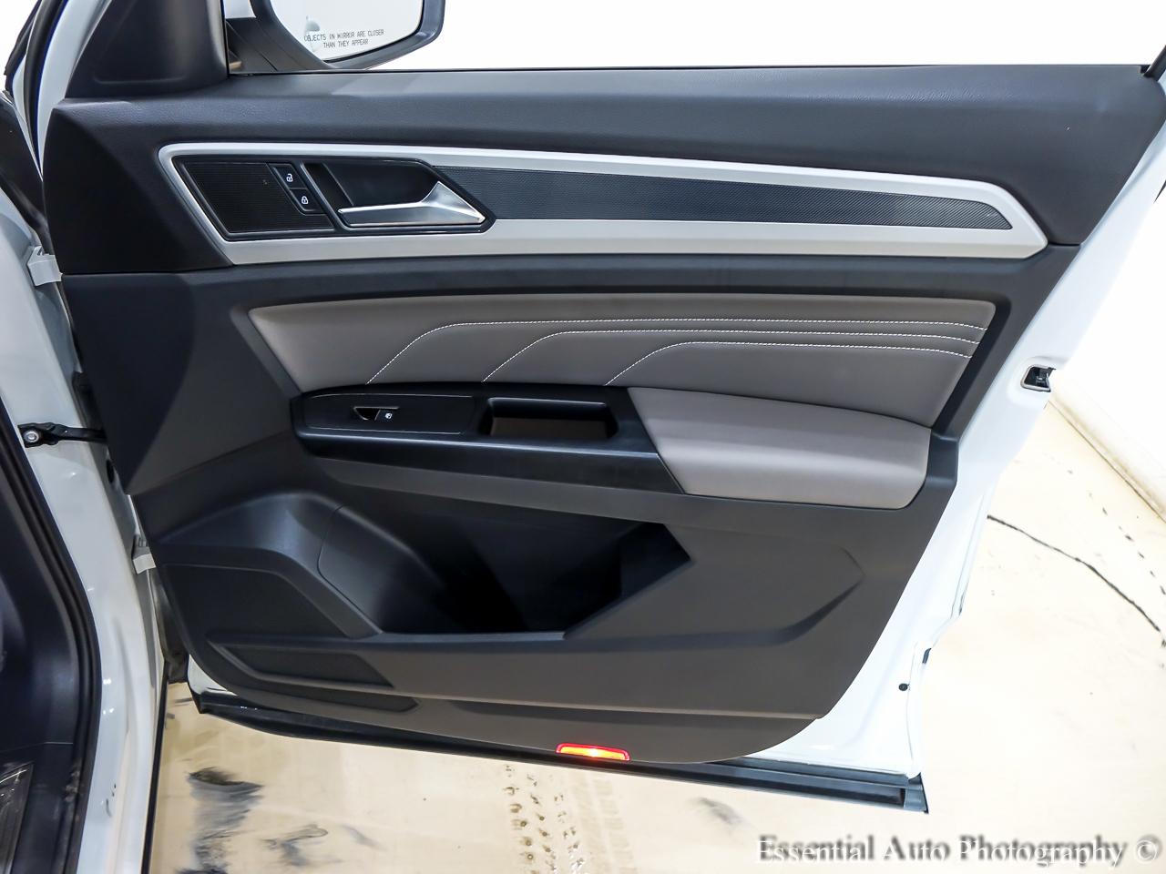 Volkswagen Atlas Cross Sport V6 SE w/Technology R-Line 2021