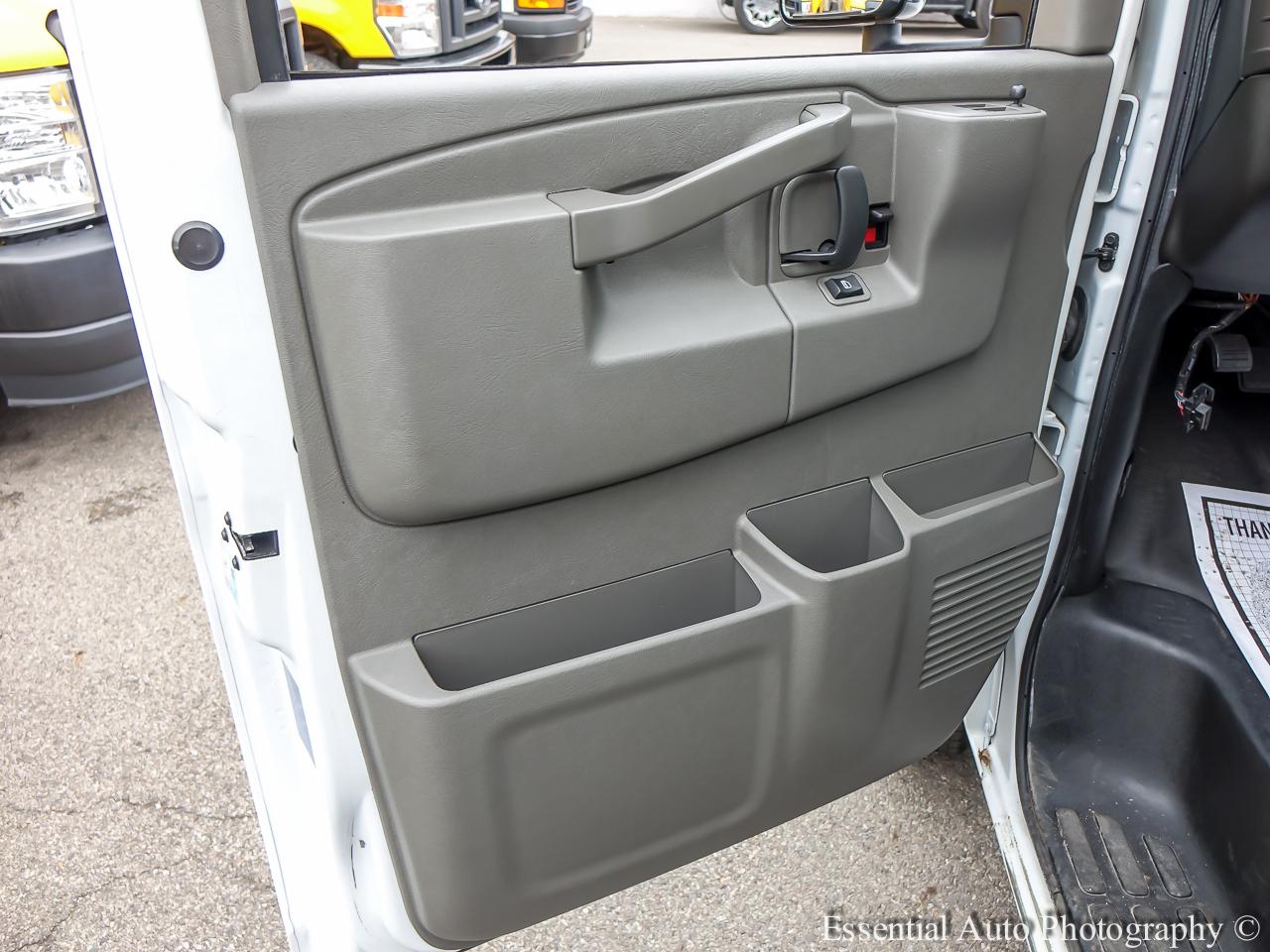 GMC Savana G3500 139 in. 2023