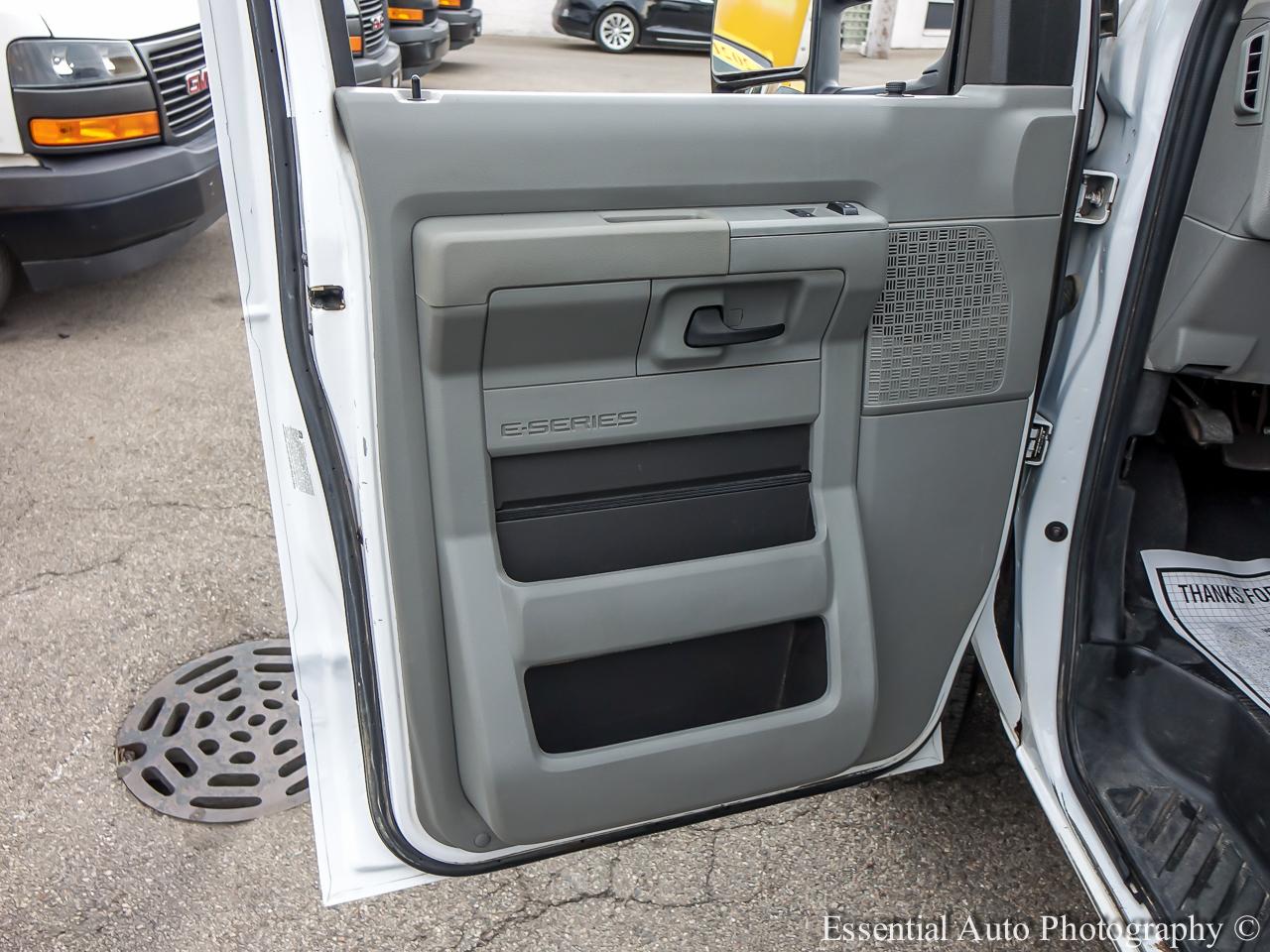 Ford Econoline E-350 Super Duty 2022