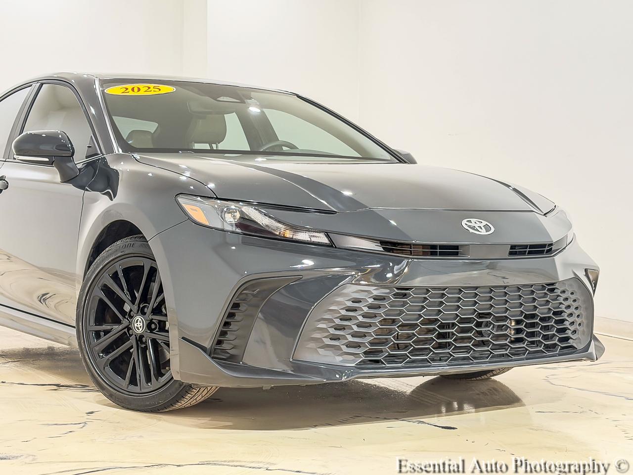 Toyota Camry photo 2