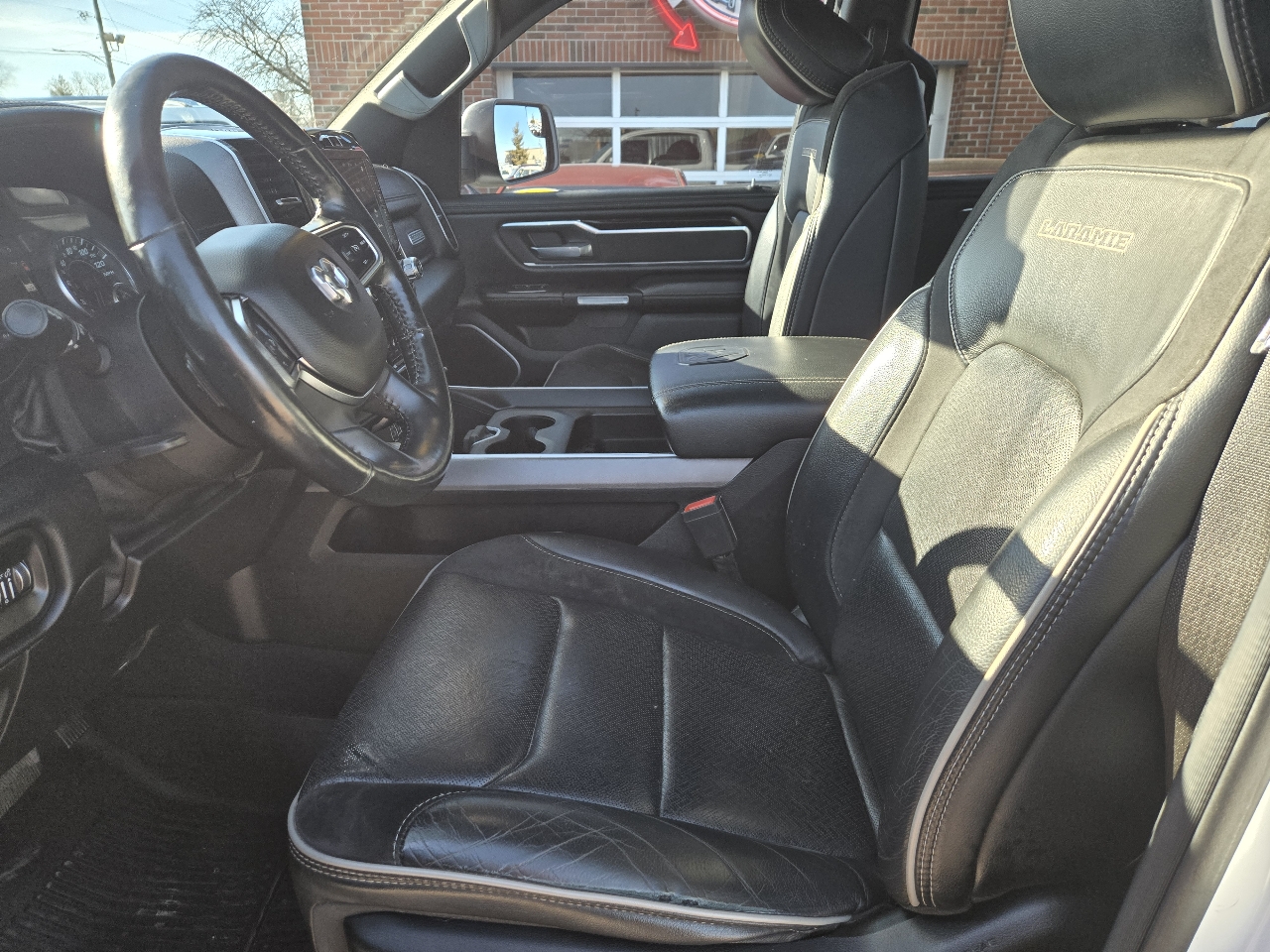 RAM 1500 Laramie 4x4 Crew Cab 5'7" Box 2020