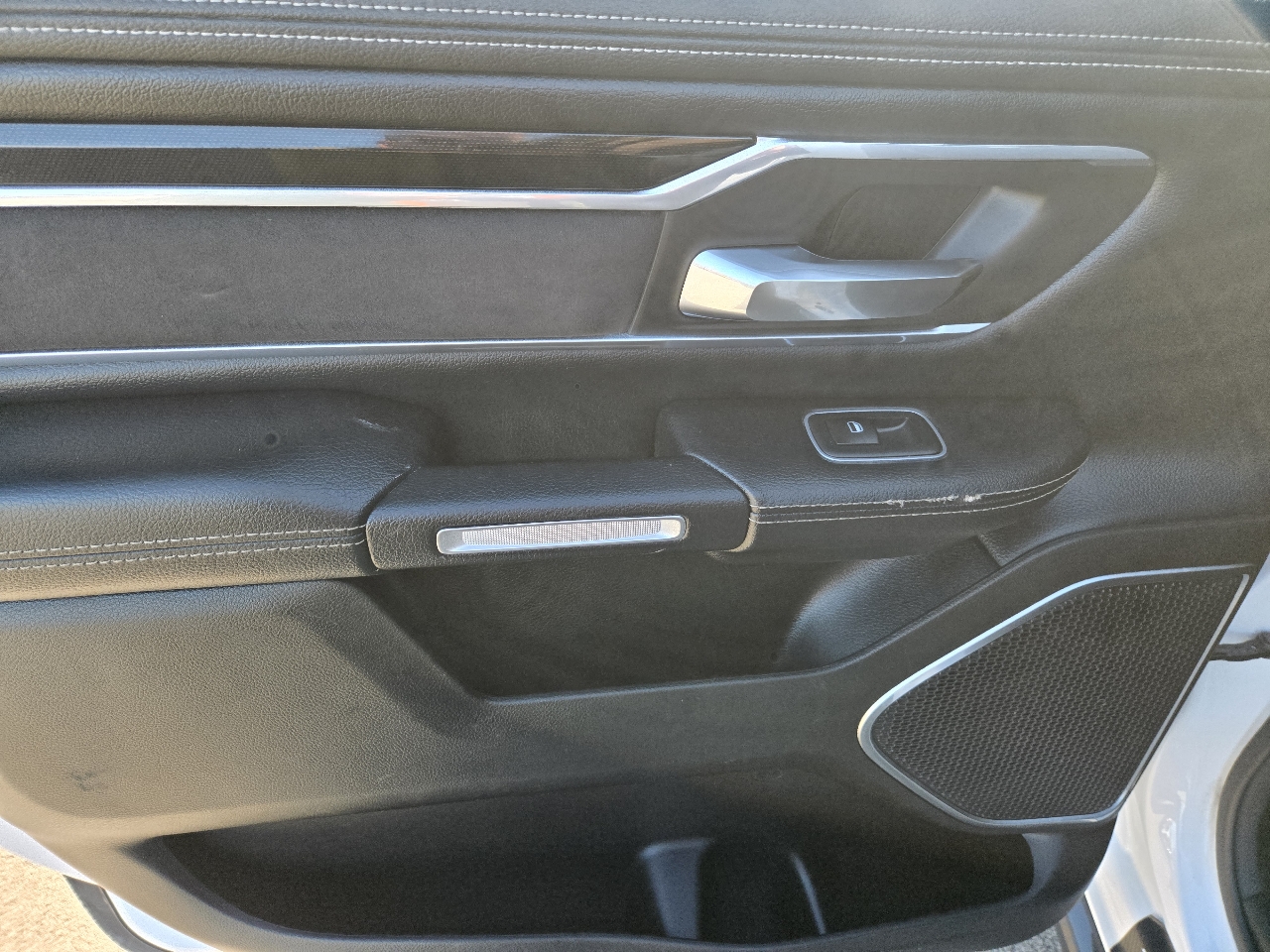 RAM 1500 Laramie 4x4 Crew Cab 5'7" Box 2020