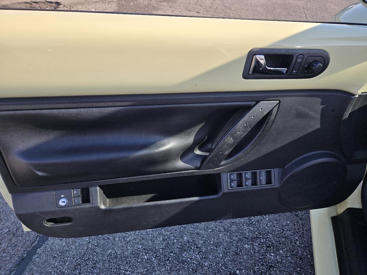 Volkswagen New Beetle Convertible 2dr 2.5L Auto 2006