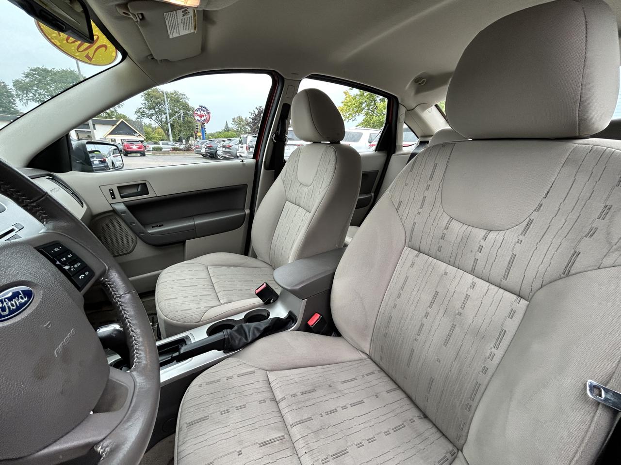 Ford Focus 4dr Sdn SE 2009