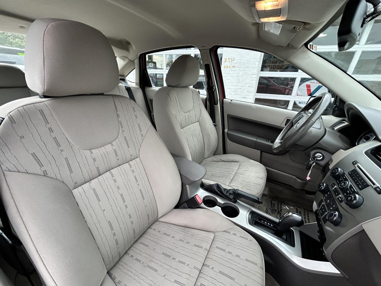 Ford Focus 4dr Sdn SE 2009