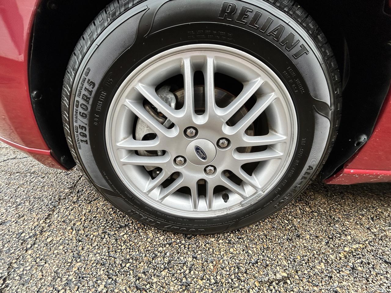 Ford Focus 4dr Sdn SE 2009