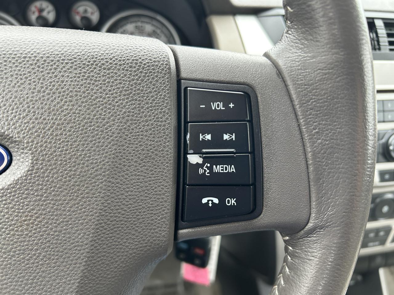 Ford Focus 4dr Sdn SE 2009