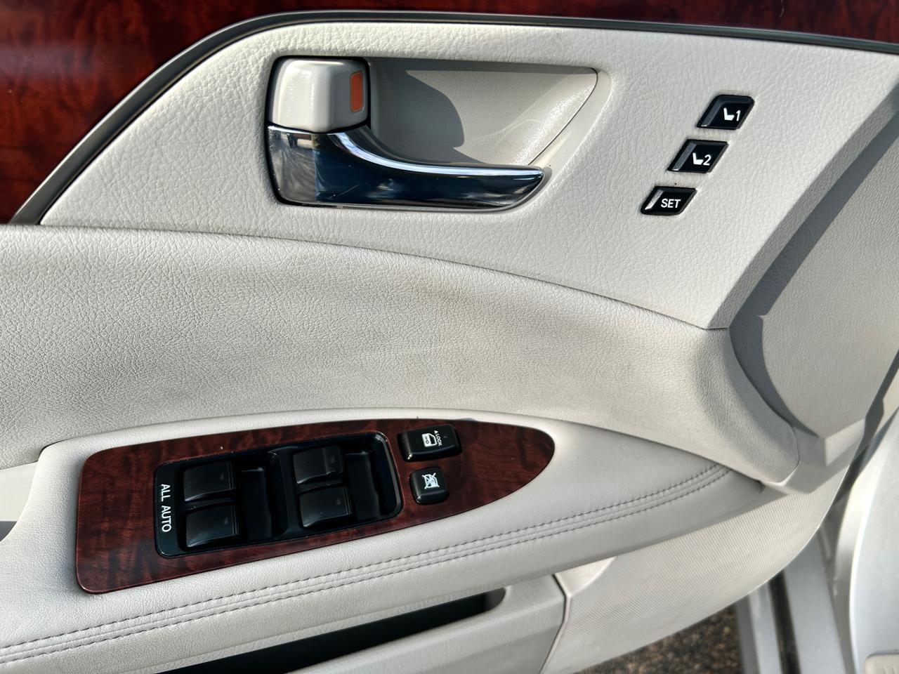 Toyota Avalon 4dr Sdn (Natl) 2011