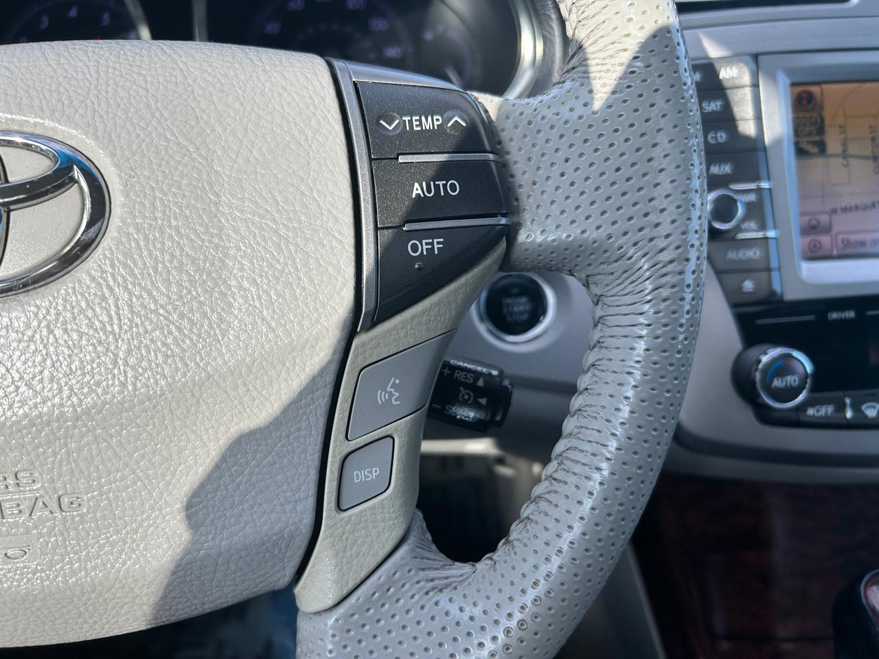 Toyota Avalon 4dr Sdn (Natl) 2011