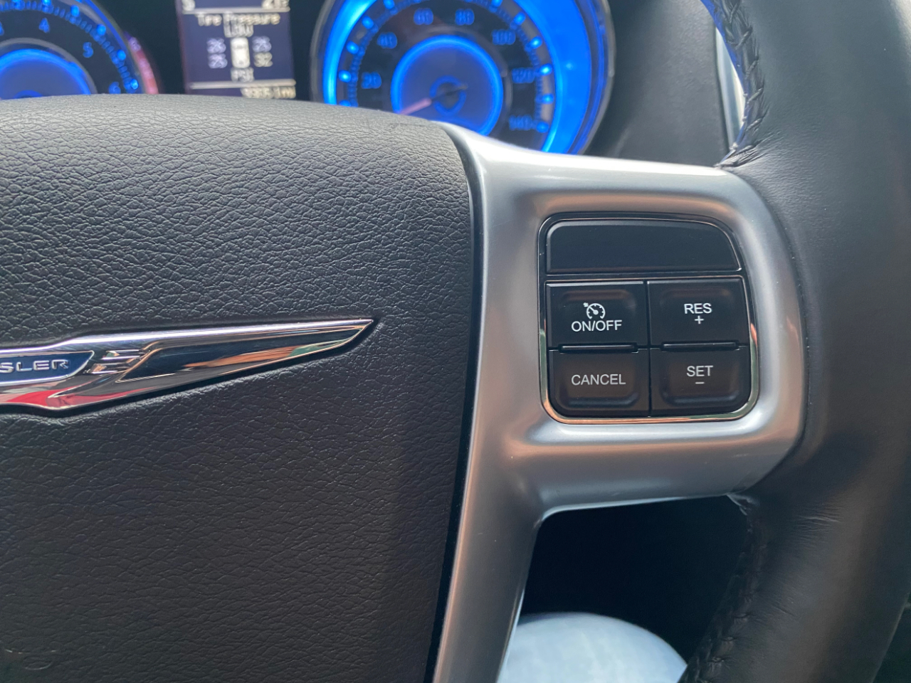 Chrysler 300 4dr Sdn Limited RWD 2011