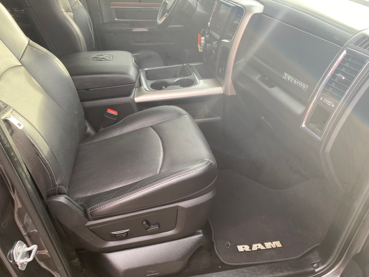 RAM 1500 Laramie 4x4 Crew Cab 5'7" Box 2017