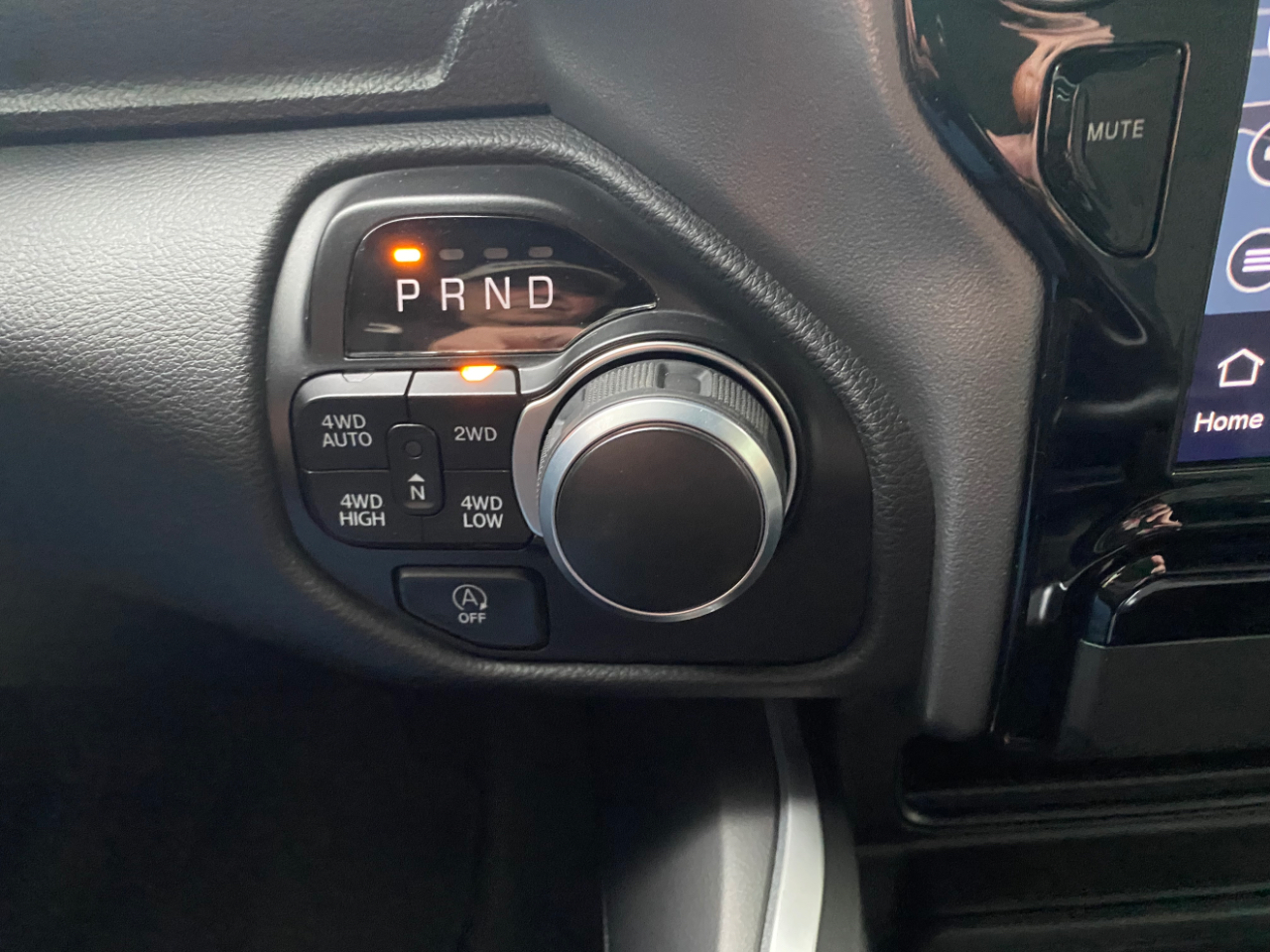 RAM 1500 Big Horn 4x4 Crew Cab 6'4" Box 2023