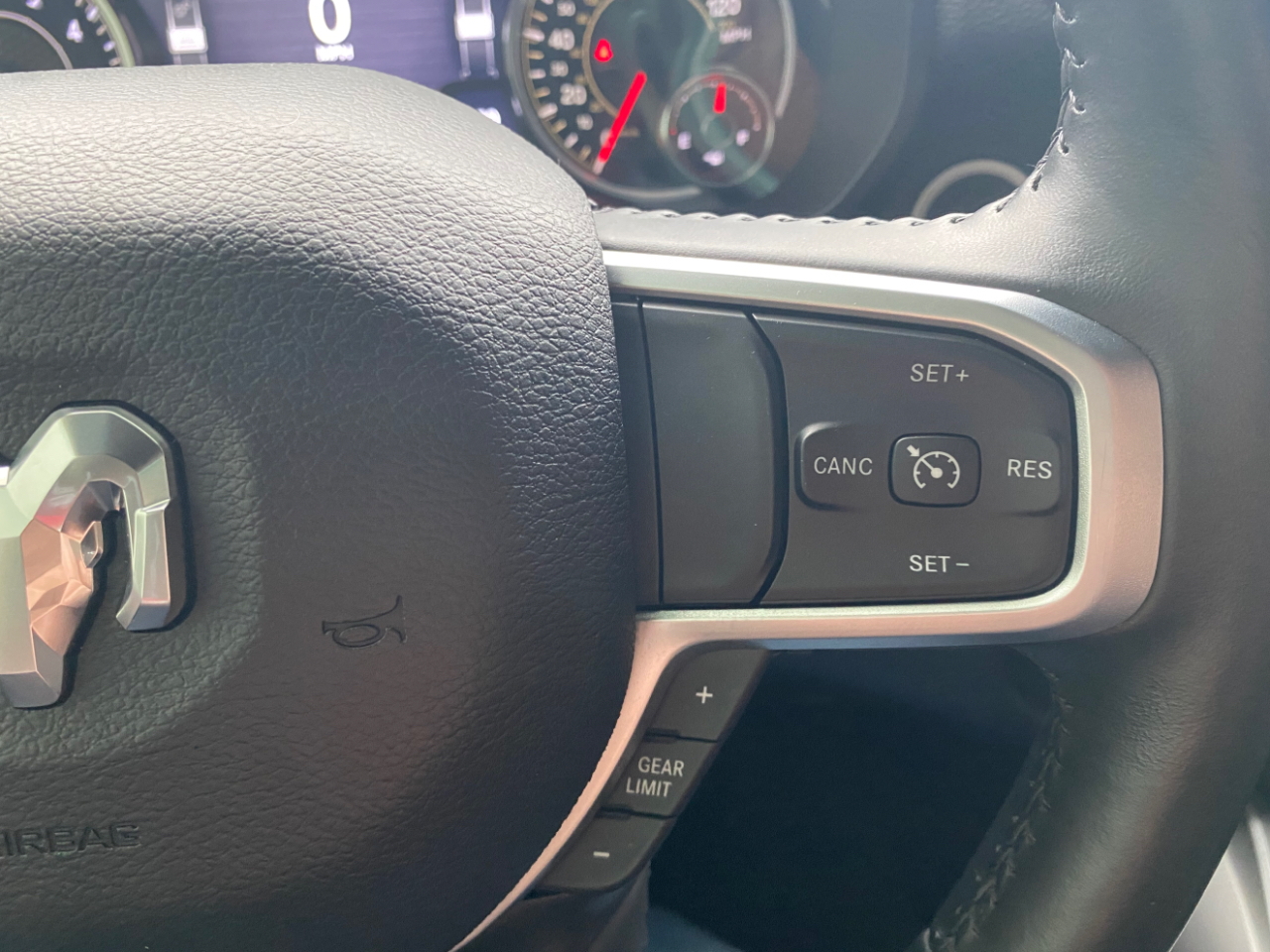 RAM 1500 Big Horn 4x4 Crew Cab 6'4" Box 2023