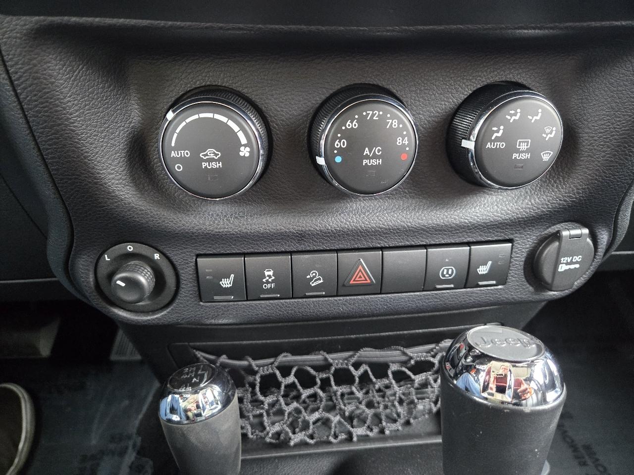 Jeep Wrangler Unlimited 4WD 4dr Sahara 2016