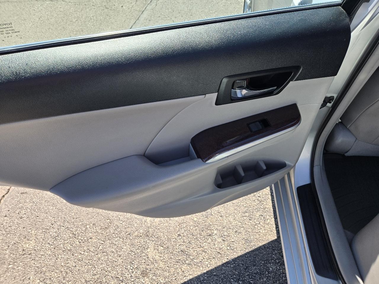 Toyota Camry 4dr Sdn V6 Auto XLE (Natl) 2012