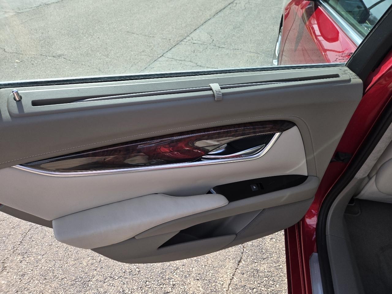 Cadillac XTS 4dr Sdn Platinum FWD 2013