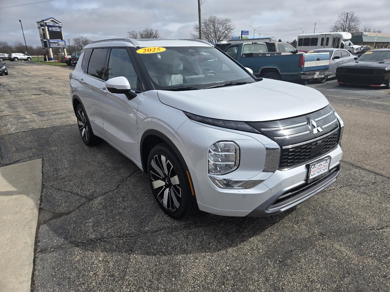 Mitsubishi Outlander SEL FWD 2025