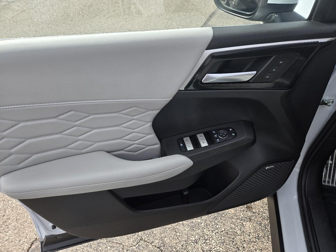 Mitsubishi Outlander SEL FWD 2025