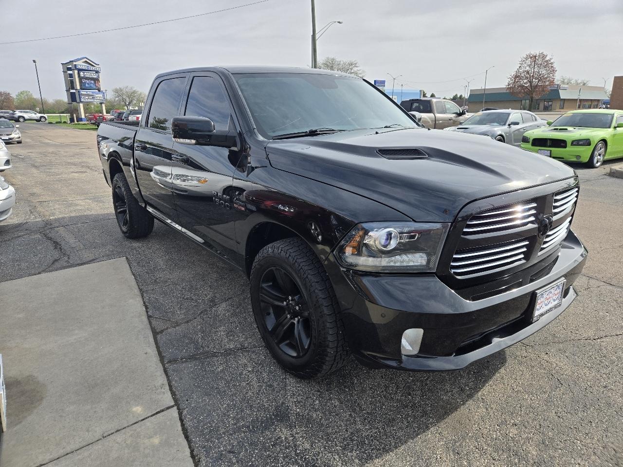 RAM 1500 4WD Crew Cab 140.5" Sport 2016
