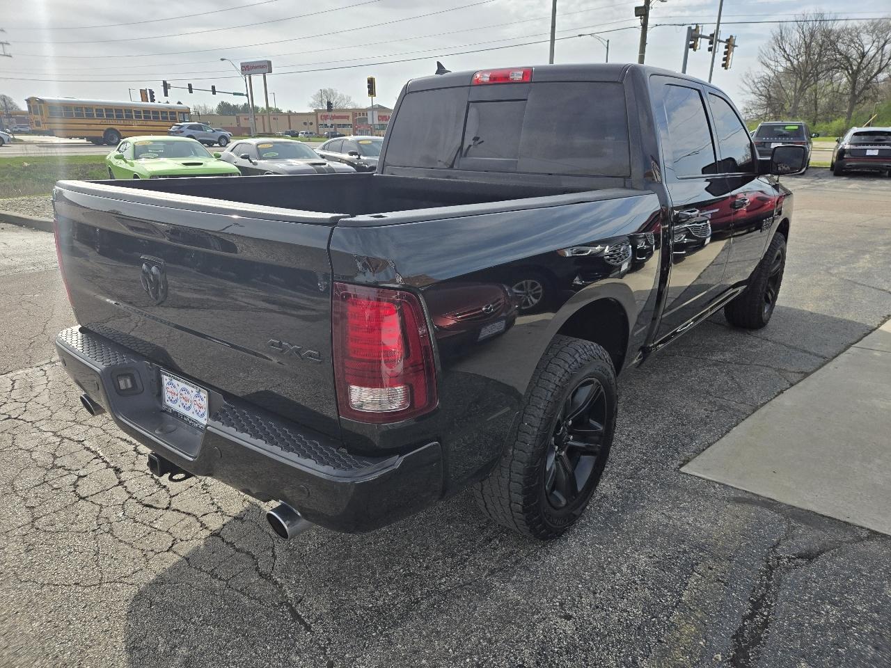 RAM 1500 4WD Crew Cab 140.5" Sport 2016