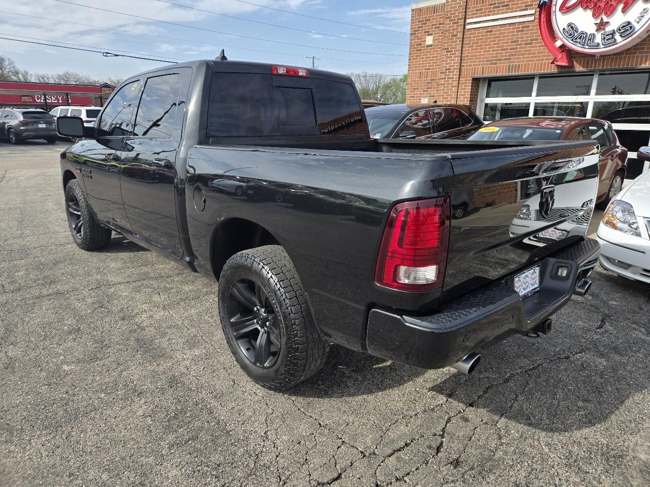 RAM 1500 4WD Crew Cab 140.5" Sport 2016