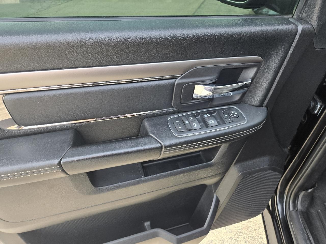 RAM 1500 4WD Crew Cab 140.5" Sport 2016