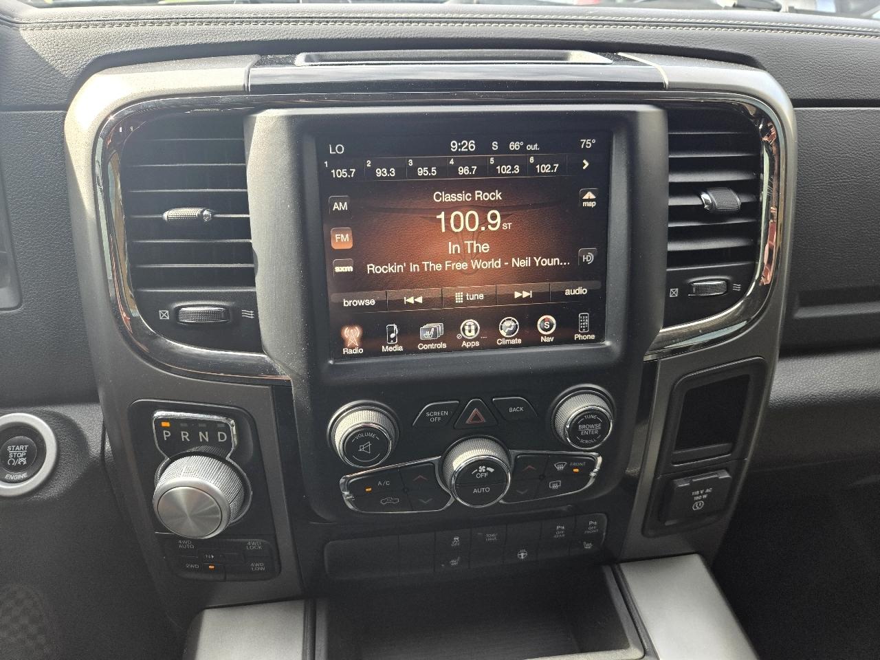 RAM 1500 4WD Crew Cab 140.5" Sport 2016