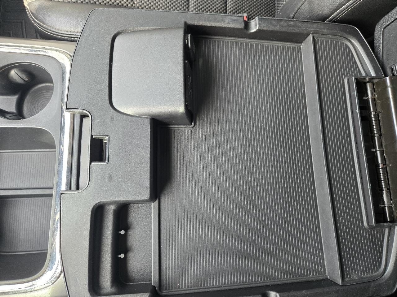 RAM 1500 4WD Crew Cab 140.5" Sport 2016