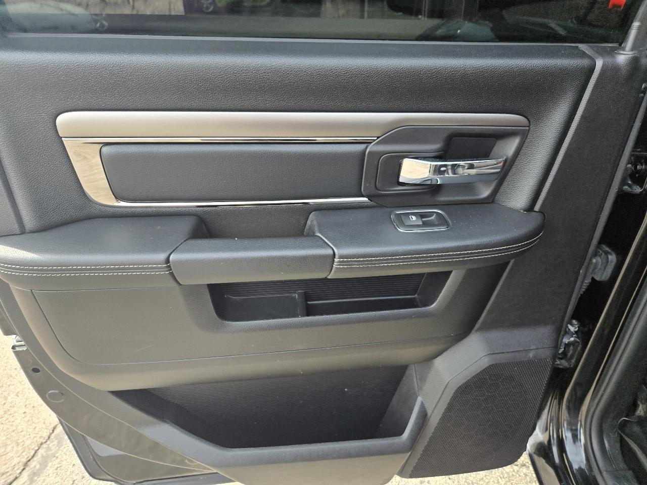 RAM 1500 4WD Crew Cab 140.5" Sport 2016