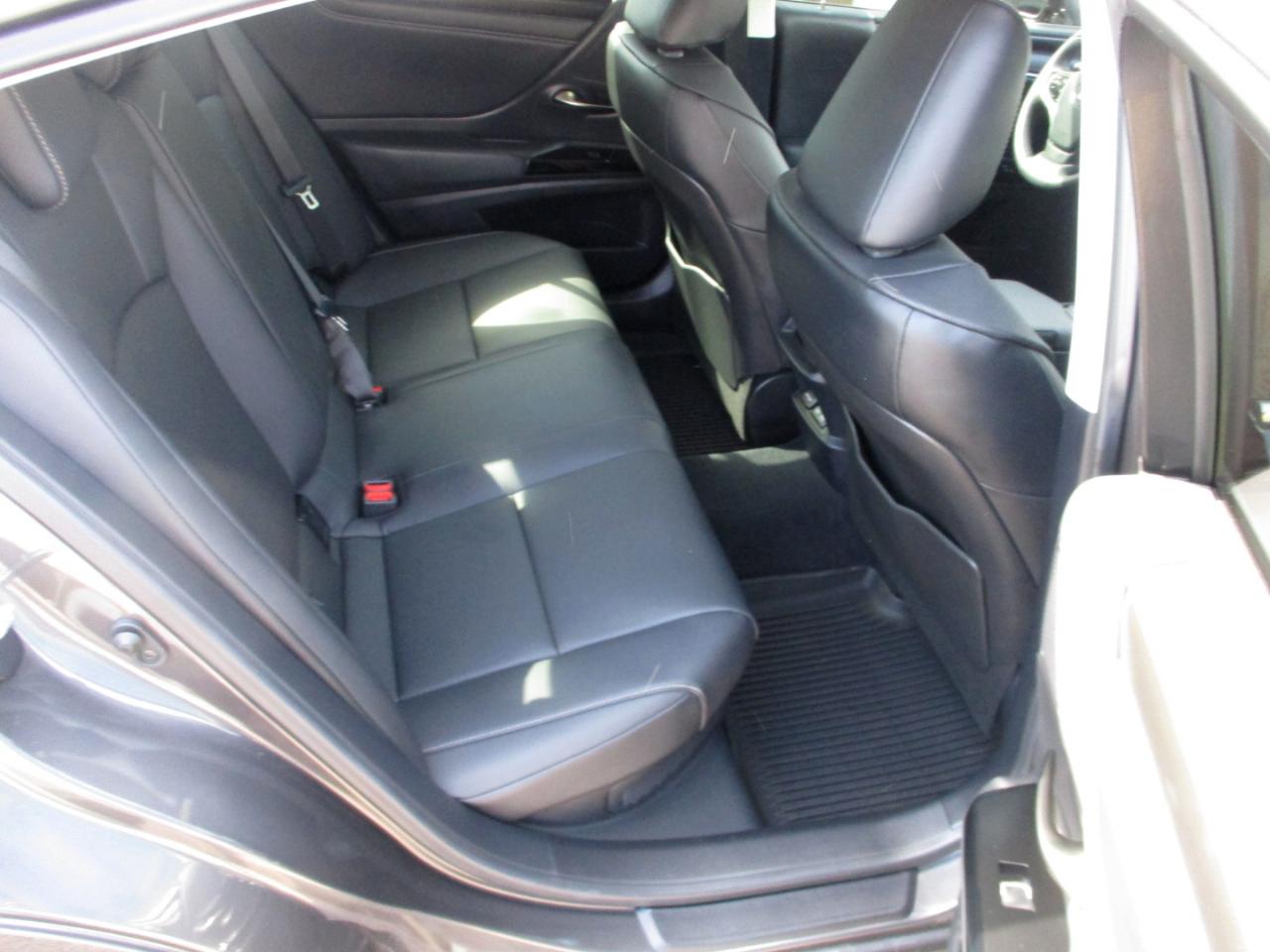 Lexus ES ES 300h F SPORT Design FWD 2025