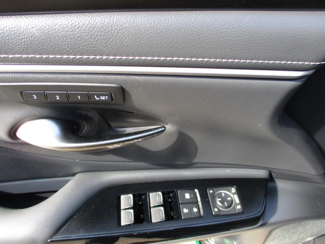 Lexus ES ES 300h F SPORT Design FWD 2025