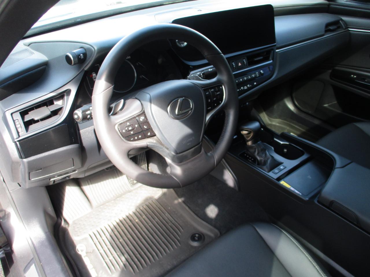 Lexus ES ES 300h F SPORT Design FWD 2025