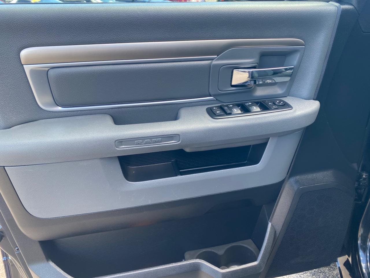 RAM 1500 4WD Crew Cab 140.5" Big Horn 2015