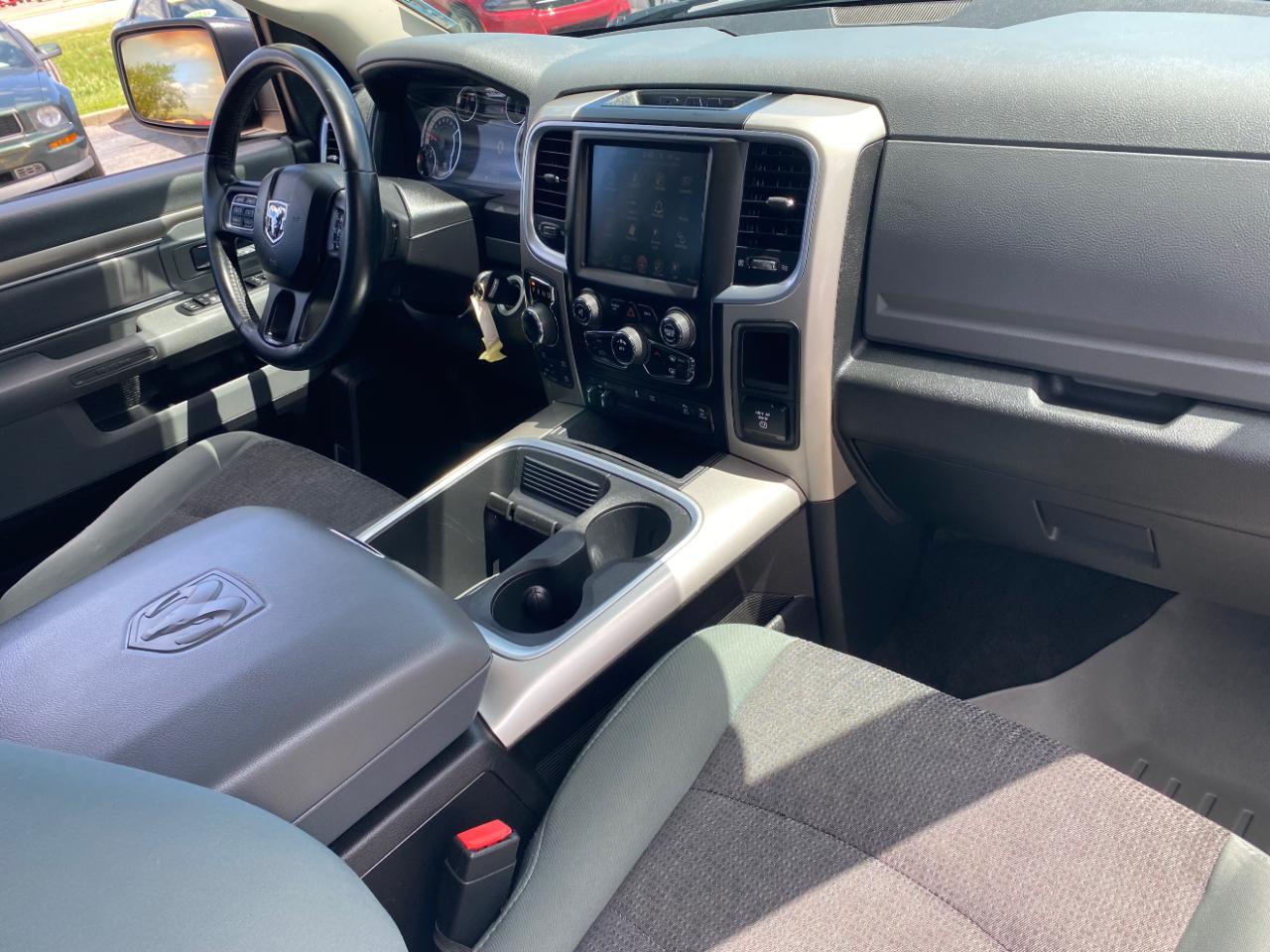RAM 1500 4WD Crew Cab 140.5" Big Horn 2015