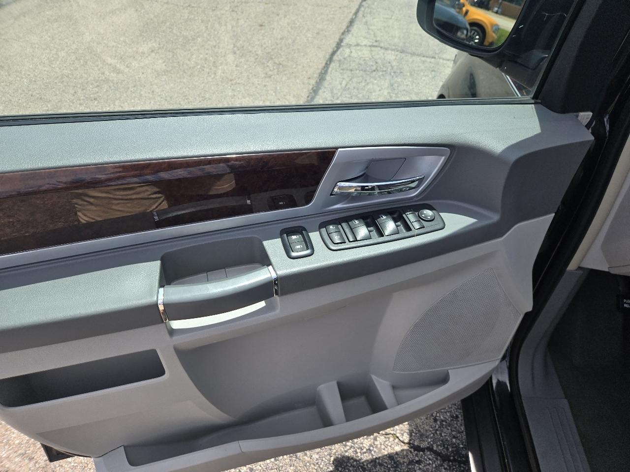 Chrysler Town & Country 4dr Wgn Touring 2010