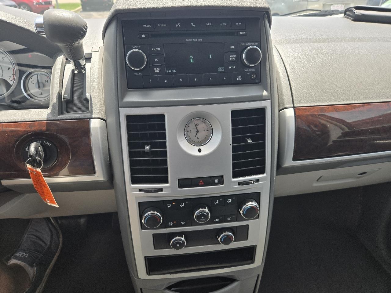 Chrysler Town & Country 4dr Wgn Touring 2010